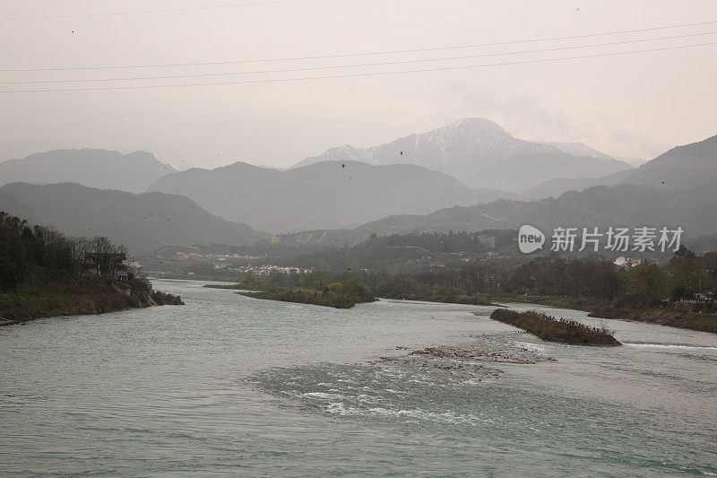 Min river and Dujiangyan (都江堰) irrigation system, Sichuan, China